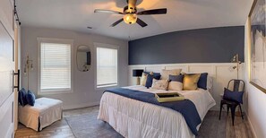 3 habitaciones, escritorio y tabla de planchar con plancha 