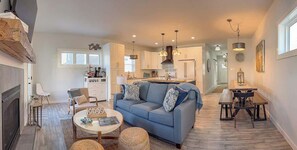 Smart TV, chimenea y oficina 