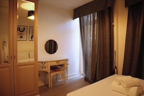 1 Schlafzimmer, Schreibtisch, Bügeleisen/Bügelbrett, Reisekinderbett
