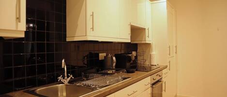 Køleskab, mikrobølgeovn, ovn, kogeplade