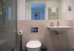 Sèche-cheveux, serviettes fournies, savon, shampoing