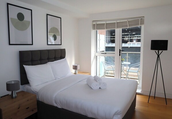 1 chambre, bureau, fer et planche à repasser, lit parapluie