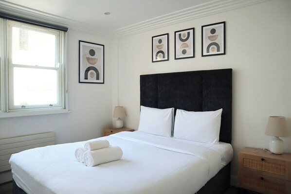 1 chambre, bureau, fer et planche à repasser, lit parapluie