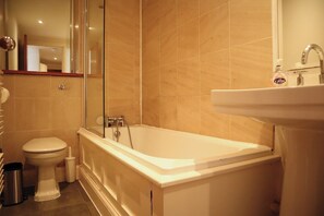 Sèche-cheveux, serviettes fournies