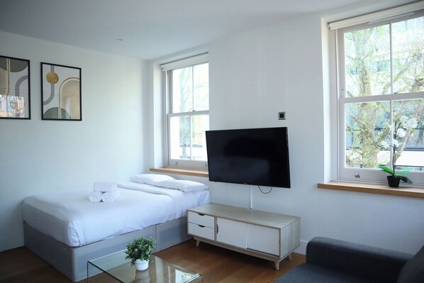 1 chambre, bureau, fer et planche à repasser, lit de bébé portatif