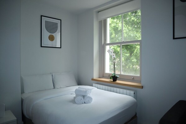 2 عدّة غرف نوم ومكتب ومكواة/لوح كي وسرير سفر