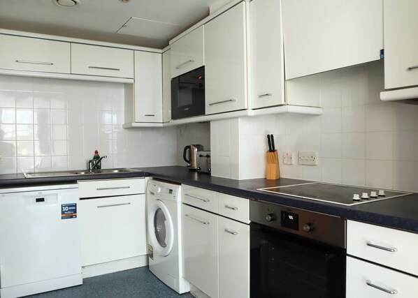 Refrigerador, microondas, horno, placa de cocina