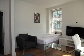 3 bedrooms, desk, iron/ironing board, travel crib