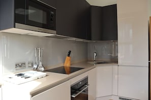Kühlschrank, Mikrowelle, Ofen, Herdplatte
