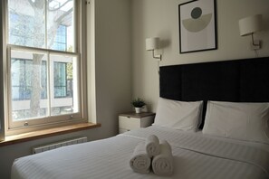 3 bedrooms, desk, iron/ironing board, travel crib