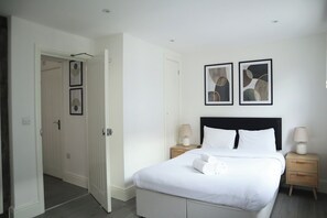 3 bedrooms, desk, iron/ironing board, travel crib