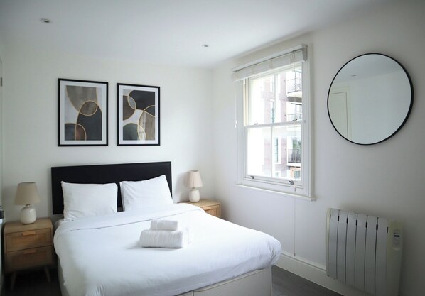 3 bedrooms, desk, iron/ironing board, travel crib