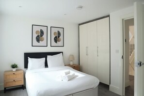 3 bedrooms, desk, iron/ironing board, travel crib