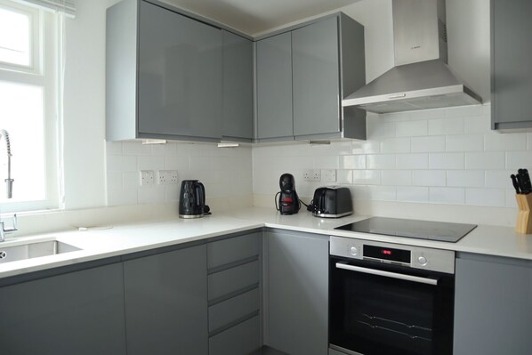 Kühlschrank, Mikrowelle, Ofen, Herdplatte