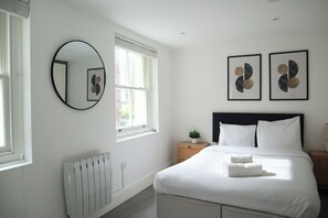 3 bedrooms, desk, iron/ironing board, travel crib