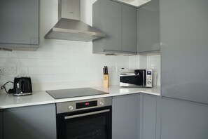 Kühlschrank, Mikrowelle, Ofen, Herdplatte