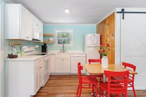 Frigorífico, microondas, horno y placa de cocina
