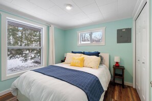 2 bedrooms, iron/ironing board, WiFi, bed sheets - Charming 2-bedroom cottage in Carp Lake with AC, and WiFi, minutes from Mackinaw (Carp Lake)