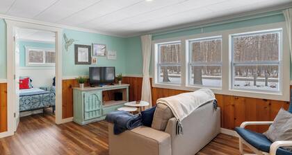 Charming 2-bedroom cottage in Carp Lake with AC, and WiFi, minutes from Mackinaw