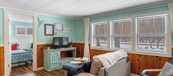 Charming 2-bedroom cottage in Carp Lake with AC, and WiFi, minutes from Mackinaw