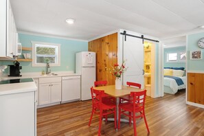Fridge, microwave, oven, stovetop - Charming 2-bedroom cottage in Carp Lake with AC, and WiFi, minutes from Mackinaw (Carp Lake)