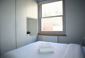 1 chambre, bureau, fer et planche à repasser, lit parapluie