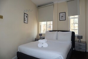 1 habitación, escritorio, tabla de planchar con plancha y cuna de viaje 