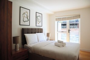 1 soverom, skrivebord, strykejern/-brett og reiseseng for barn