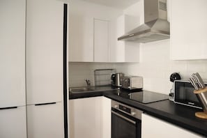 Refrigerador, microondas, horno, placa de cocina