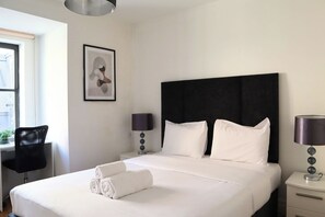 1 chambre, bureau, fer et planche à repasser, lit de bébé portatif