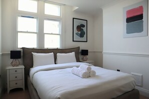 1 habitación, escritorio, tabla de planchar con plancha y cuna de viaje