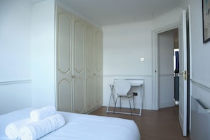 1 habitación, escritorio, tabla de planchar con plancha y cuna de viaje