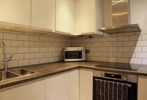 Refrigerador, microondas, horno y parrilla de estufa
