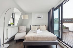 2 bedrooms, desk, iron/ironing board, travel cot - BnBNook - 2BR with Terrace - Heart of Fitzrovia (Greater London)