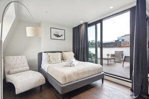 2 habitaciones, escritorio y tabla de planchar con plancha