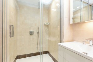 Secadora de cabello, toallas, jabón, shampoo 