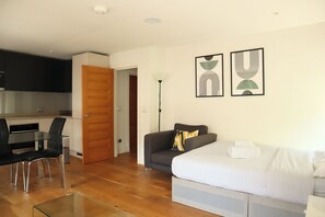 1 Schlafzimmer, Schreibtisch, Bügeleisen/Bügelbrett, Reisekinderbett