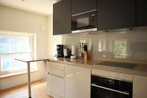 Een koelkast, een microgolfoven, een oven, een kookplaat