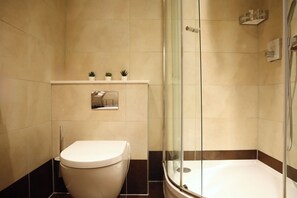 Een haardroger, handdoeken