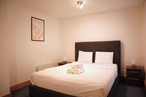 2 Schlafzimmer, Schreibtisch, Bügeleisen/Bügelbrett, Reisekinderbett
