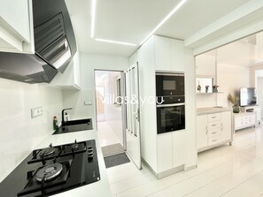 Kühlschrank, Mikrowelle, Ofen, Geschirrspüler