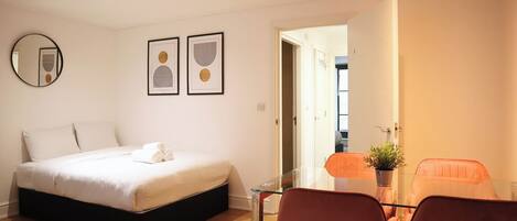 1 soveværelse, skrivebord, strygejern/strygebræt, weekendseng