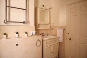 Hair dryer, towels - BnBNook - Bright 3BR Close to Harrods and Piccadilly (Greater London)