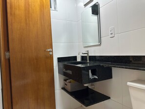 Regadera, toallas, papel de baño 