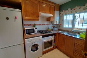 冷蔵庫、電子レンジ、オーブン、コンロ