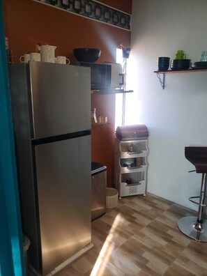 Fridge, microwave, oven, coffee/tea maker