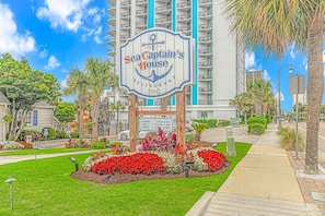 A sign for Sea Captain's House Restaurant with a date of establishment 1962.
