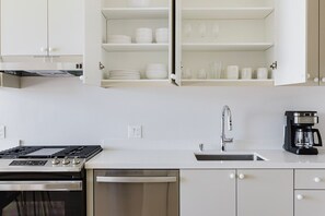 雪櫃、微波爐、焗爐、爐具