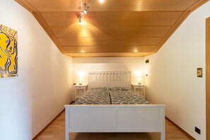 3 bedrooms, internet, bed sheets