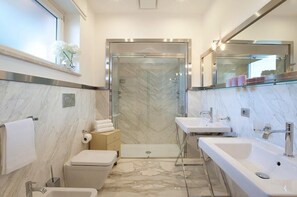 Hair dryer, towels - Villa Liana - Private villa with pool (Sant'Agata Sui Due Golfi)
